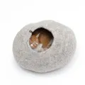 Produktbild: LucyBalu® Premium Katzenhöhle aus Filz | Natürliches Katzenbett aus 100% Flauschiger Wolle | Filzhöhle für Katzen handgefertigt in Nepal | Kuschelhöhle für Katzen | 45x45x28 cm | Hellgrau