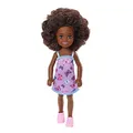 Produktbild: Barbie Chelsea Club – HGT03 – Puppe 15 cm beweglich – Mädchen mit rosa Kleid Bedruckt mit Schmetterlingen