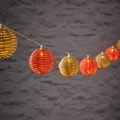 Produktbild: Lights4fun 10er LED Solar Lichterkette – Kugeln im Rattan-Design in Orange & Beige – Warmweiße Außenbeleuchtung für Garten, Balkon & Terrasse – Wetterfeste Solarlampen