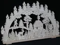 Produktbild: Rudolphs Schatzkiste Schwibbogen mit Waldmotiv mit Jäger Haus Schneemann und Beleuchtung BxHxT 70x44x7cm NEU Lichterbogen Fensterbogen Spitzbogen Erzgebirge Seiffen Weihnachten Licht Holz Dekoration