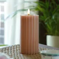 Produktbild: MARELIDA LED Kerze Echtwachskerze gerillt geriffelt Stumpenkerze mit senkrechten Rillen und flackernder Flamme Timer altrosa Wachskerze für Innen (Höhe: 17,5cm)