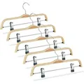 Produktbild: Hosenbügel Holz 5er Set, verstellbare & gummierte Clips, 360° drehbarer Haken, Kleiderbügel, 37cm breit, natur - Relaxdays