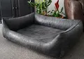 Produktbild: Hundebettenmanufaktur Orthopädisch Hundesofa Hundebett Schlafplatz Wildlederoptik ortopädisch Ortopedico mit Viscoschaum Matratze (100 cm X 75 cm, anthrazit)