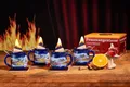Produktbild: Feuerzangentasse Bowle-Set Feuerzangentasse 4er-Set (Feuerzangenbowle Set, 9-tlg., 4x Feuerzangentasse, 4x Korkuntersetzer, 1x Rezeptheftchen), hitzebeständige Keramik, Edelstahl-Feuerzange