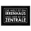 Produktbild: speecheese Fußmatte XL in 40x60 cm - Die Welt ist EIN Irrenhaus und Hier ist die Zentrale in Schwarz mit frechem Spruch als Geschenk für chaotische Familien Studenten Wohnungen oder einfach