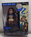 Produktbild: Bratz Stylin' Sasha - Modepuppe mit T-Shirt um Gestalten für Dich, Inklusive Acc