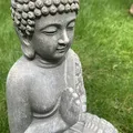Produktbild: K&L Wall Art Sitzende Buddha Figur für Innen- und Außenbereich 33cm Feng Shui Deko Kunststein Statue Zen Gartenfigur Stein (33 cm, Beton Optik)