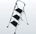 Produktbild: Hailo K70 StandardLine Alu-Klapptritt-Leiter - 3 große Stahl-Stufen mit Anti-Rutsch-Matten belastbar bis 150 kg - Trittleiter mit Klappsicherung - besonders leicht und einfach zu verstauen - Silber