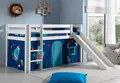 Produktbild: Vipack Hochbett Pino, Spielbett massiv Kiefer, stabil gebaut, 3 Korpusfarben zur Wahl (inkl. Rolllattenrost, Leiter und Absturzschutz, mit oder ohne Rutsche) Textil-Set 