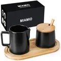 Produktbild: MIAMIO - Milch und Zucker Set mit Deckel und Löffel/Keramik Milchkännchen mit Holz Tablett - Mikrowellen- und Spülmaschinenfest (Schwarz)
