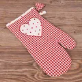 Produktbild: matches21 Topfhandschuh Ofenhandschuh Landhaus Premium LISE kariert & Herz Applikation Hitzeschutz Handschuh - Rot 1 STK