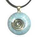 Produktbild: Steinfixx® - Premium Aquamarin blau Donut optional als Kette mit Silber- oder Goldanhänger und 80cm Lederband | Heilstein | Edelstein | Chakra-Stein (Donut mit Goldspirale und Wildlederband)