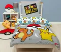 Produktbild: Pokemon Bettwäsche für Kinder 135x200 80x80 cm · Biber-Bettwäsche aus 100% Baumwolle mit Reißverschluss · Graues Motiv mit Pikachu, Glumanda, Shiggy und Bisasam