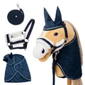 Produktbild: Hoofly Hobby Horse Zubehör Set – Halfter mit Strick, Decke & Fliegenhaube in Blau für Hobby Horses [TÜV geprüft] – Ideal für Spiel, Training & kleine Turniere