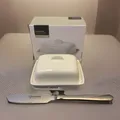 Produktbild: Kleine Butterdose aus Keramik weiß & kleines Buttermesser von Grunwerg 16,5 cm