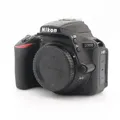 Produktbild: Nikon D5600 Gehäuse Gebrauchtware | Normale Gebrauchsspuren | 12 Monate Garantie | ✔️ Temporär mit Kostenlose Geschenkbox i.W.v. 160 €