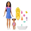 Produktbild: Barbie Skipper Babysitters Inc. Spielset mit brünetter Puppe, brünetter Kleinkind-Puppe, Badewanne und 6 Zubehörteilen, darunter eine Gummi-Ente, JJB43