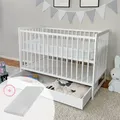 Produktbild: Babybett mit Matratze und Schublade Kinderbett Gitterbett 60x120 höhenverstellbar & herausnehmbare Sprossen | weiss sehr stabil Europe - Weiß