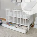 Produktbild: Babybett Kinderbett 60x120 Gitterbett Baby Bett Komplett-Set mit Matratze Beistellbett mitwachsend, Lattenrost höhenverstellbar mit abnehmbaren Sprossen, mit Schublade | weiß Kiefer-Vollholz
