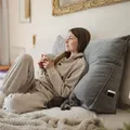 Produktbild: Björn&Schiller Rückenkissen - Lesekissen für Bett und Sofa, Keilkissen, Rückenpolster für die Wand, Sitzkissen, Wandkissen, groß mit waschbarem Bezug (Grau, 70 cm)