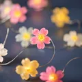Produktbild: Lights4fun Blumen-Lichterkette | mit 20 warmweißen LEDs | mit 6h Timer | Batteriebetrieben | Deko Frühling Frühjahr Sommer Ostern | für Innen | Länge 150 cm
