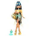 Produktbild: Monster High Cleo De Nile Puppe in goldener Bluse und mehrlagigem Rock, enthält Haustier-Kobra Hissette und Accessoires wie Rucksack, Snack und Papierrolle, HXH74