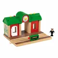 Produktbild: BRIO Spechender Bahnhof 2-tlg. Holzeisenbahn Eisenbahn Holzspielzeug Spielzeug