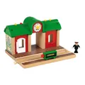 Produktbild: BRIO Spechender Bahnhof 2-tlg. Holzeisenbahn Eisenbahn Holzspielzeug Spielzeug