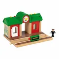 Produktbild: BRIO Spechender Bahnhof 2-tlg. Holzeisenbahn Eisenbahn Holzspielzeug Spielzeug