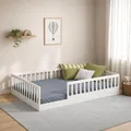 Produktbild: CADANI Timi Kinderbett 120x200 cm Bodenbett, Rausfallschutz abnehmbar, bis 200 kg belastbar, Roll-Lattenrost, Montessori Kiefer Massivholz Bett, 3 Aufbauvarianten, Umbaubar, Weiß