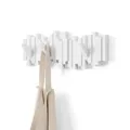 Produktbild: Umbra Stäbchen Garderobenhaken – Moderne und Platzsparende Garderobenleiste mit 5 Beweglichen Haken für Jacken, Mäntel, Schals, Handtaschen und Mehr, Weiss, 49 cm, Weiß