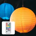 Produktbild: 5x 30cm Lampions outdoor weiß, 5x Batterie LED bunt mit Fernbedienung