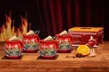 Produktbild: Feuerzangentasse Bowle-Set Feuerzangentasse 4er-Set (Feuerzangenbowle Set, 9-tlg., 4x Feuerzangentasse, 4x Korkuntersetzer, 1x Rezeptheftchen), hitzebeständige Keramik, Edelstahl-Feuerzange