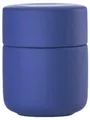 Produktbild: Zone Denmark Ume Keramikdose mit Deckel fürs Bad, Deko Badezimmer, Badezimmer Organizer, Hübsche Dose für Aufbewahrung, aus Keramik, Durchm. 8,3 cm, Höhe 10,3 cm, Indigo Blue