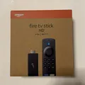 Produktbild: Amazon Fire TV Stick Full HD Free Live TV Alexa und Smart-Home-Steuerung