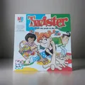 Produktbild: Twister Hasbro MB Spiele Kinderspiel Gesellschaftsspiel Französisch Zustand Gut