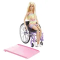 Produktbild: Barbie Fashionista-Puppe, Rollstuhl mit blonden Haaren und Regenbogen-Jumpsuit,