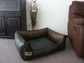 Produktbild: Hundebettenmanufaktur Hundebett Hundesofa Schlafplatz Kunstleder Similpelle Farbe und Größe wählbar von XS bis XXL (90 cm X 70 cm, schwarz braun)