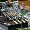 Produktbild: Premium Steckerlfisch Grillhalter für Gas- & Kohlegrills - Platz für 4 Fische - Fisch Grill Aufsatz passt auf jeden Grillrost - stufenlos verstellbar - Fischhalter komplett Edelstahl - Asado Grill