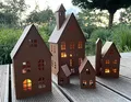 Produktbild: LB H&F 5er Set Häuser Gartendeko Lichthäuser AUFSTELLER Haus Dekoration Dekofigur Herbst Winter Metall Rost (Lichthaus)