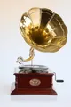 Produktbild: Trichter Grammophon „His Masters Voice“ – Vintage Musikgerät im Stil der 20er aus Holz & Messing, voll funktionsfähig mit Handkurbel, inkl. Schellackplatte & Ersatznadeln,Deko & Abspielgerät