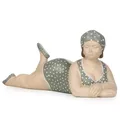 Produktbild: Moritz-Design Deko-Figur mollige Badenixe im Badeanzug liegend  modern retro