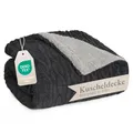 Produktbild: Blumtal Kuscheldecke 130x150 cm mit Zopfstrick-Optik - Oeko-TEX zertifizierte Mikrofaser Fleecedecke mit weicher Sherpa-Innenseite - Kuscheldecke flauschig 130x150 - Anthrazit und Grau