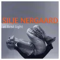 Produktbild: Silje Nergaard – At First Light / Till Brönner Jan Allan Peter Asplund Henriksen