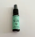 Produktbild: NYX Dewy Finish Makeup Setting Spray 18 ml Mini Reisegröße Fixierspray